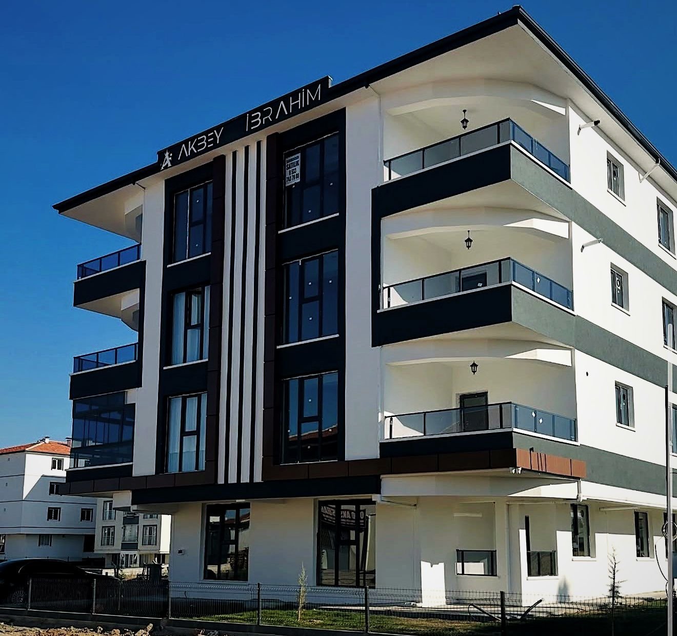 Tamamlanan AKBEY İbrahim konut projesi, beyaz cephe